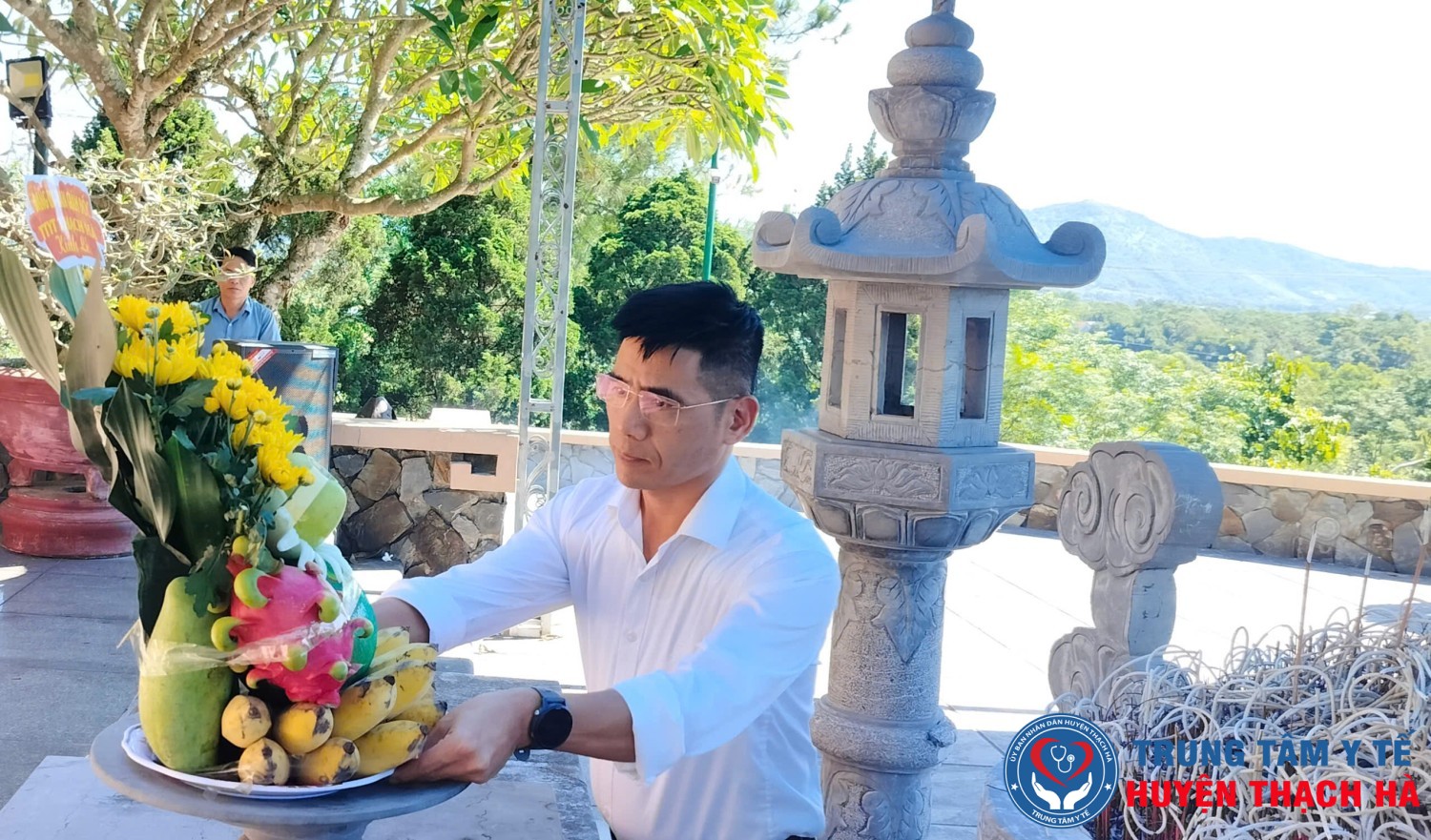 Đồng chí Nguyễn Thế Phiệt – Bí thư Đảng ủy, Giám đốc Trung tâm Y tế Thạch Hà, Trưởng đoàn – dâng lễ, dâng hương tưởng niệm tại Khu mộ Tổng Bí thư Trần Phú