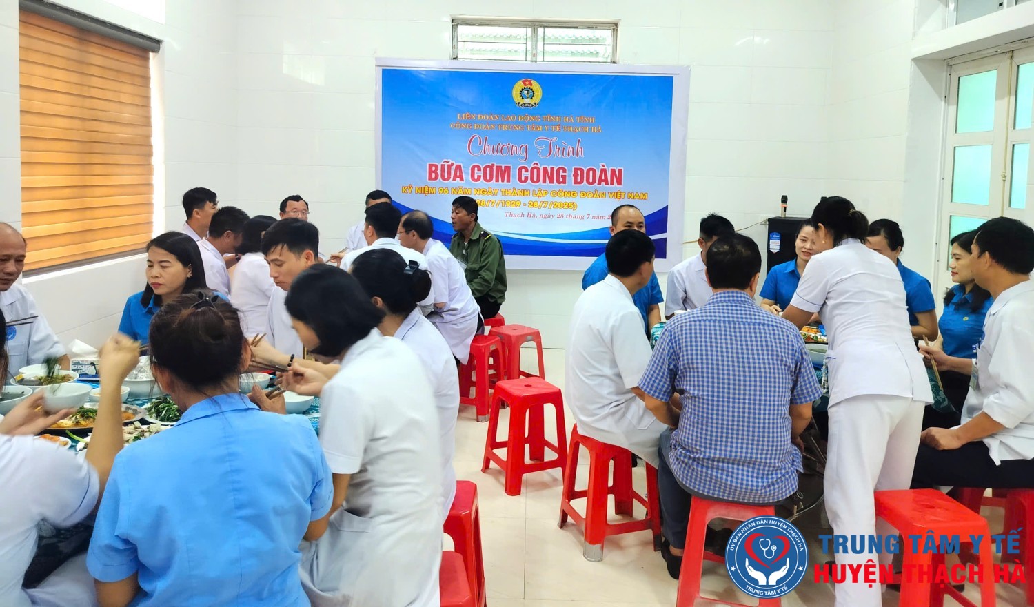 Đoàn viên công đoàn Trung tâm Y tế Thạch Hà cùng dùng cơm thân mật trong không khí ấm áp, vui tươi.