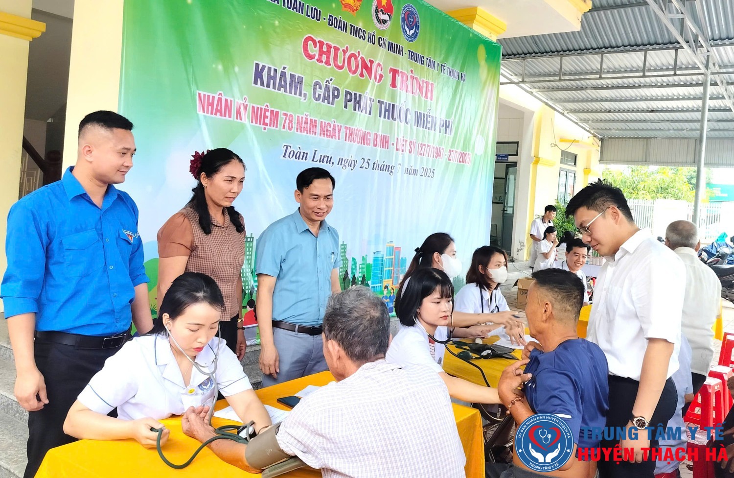 Đoàn khám bệnh của Trung tâm Y tế Thạch Hà đang thăm khám cho người có công tại xã Toàn Lưu.