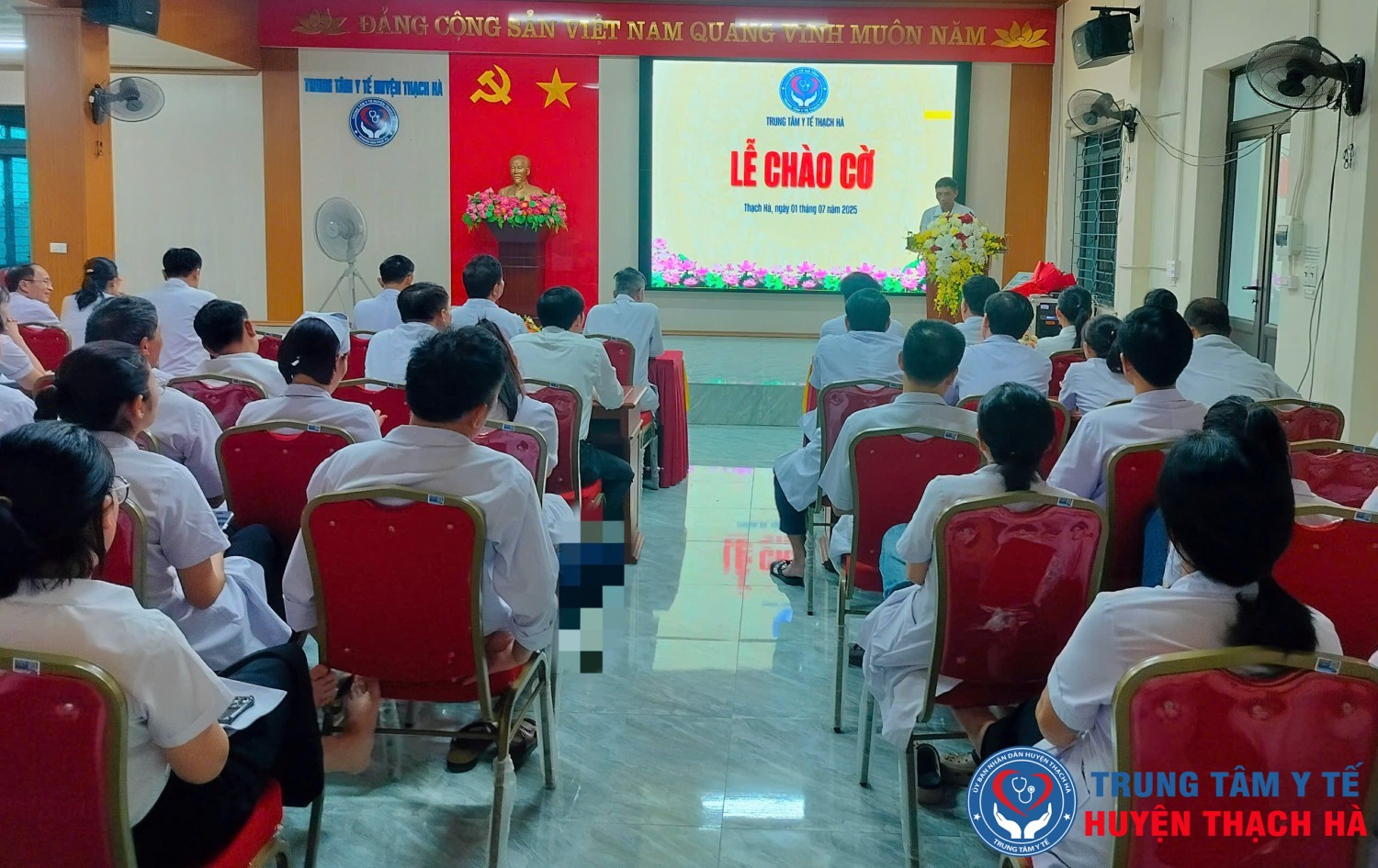 Toàn cảnh lễ chào cờ tháng 7/2025 tại Trung tâm Y tế Thạch Hà