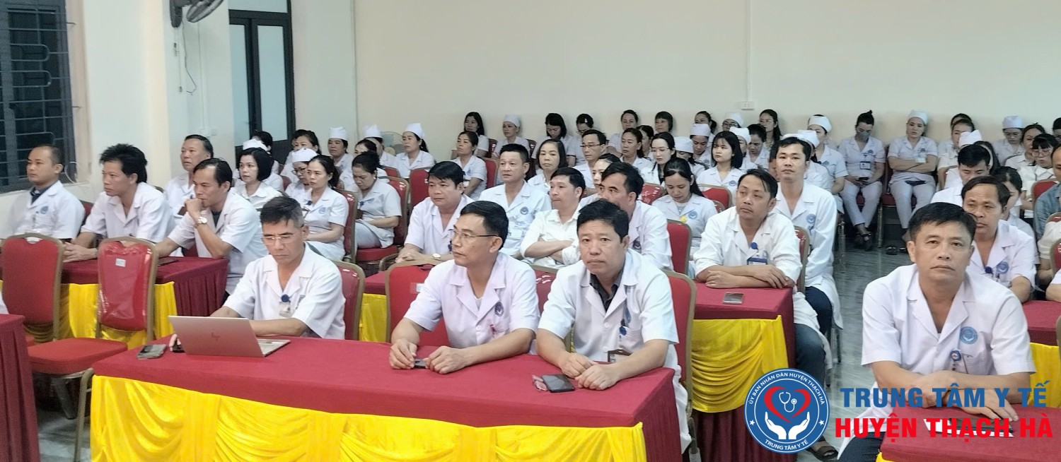 Toàn cảnh lễ chào cờ tháng 10 tại Trung tâm Y tế Thạch Hà.