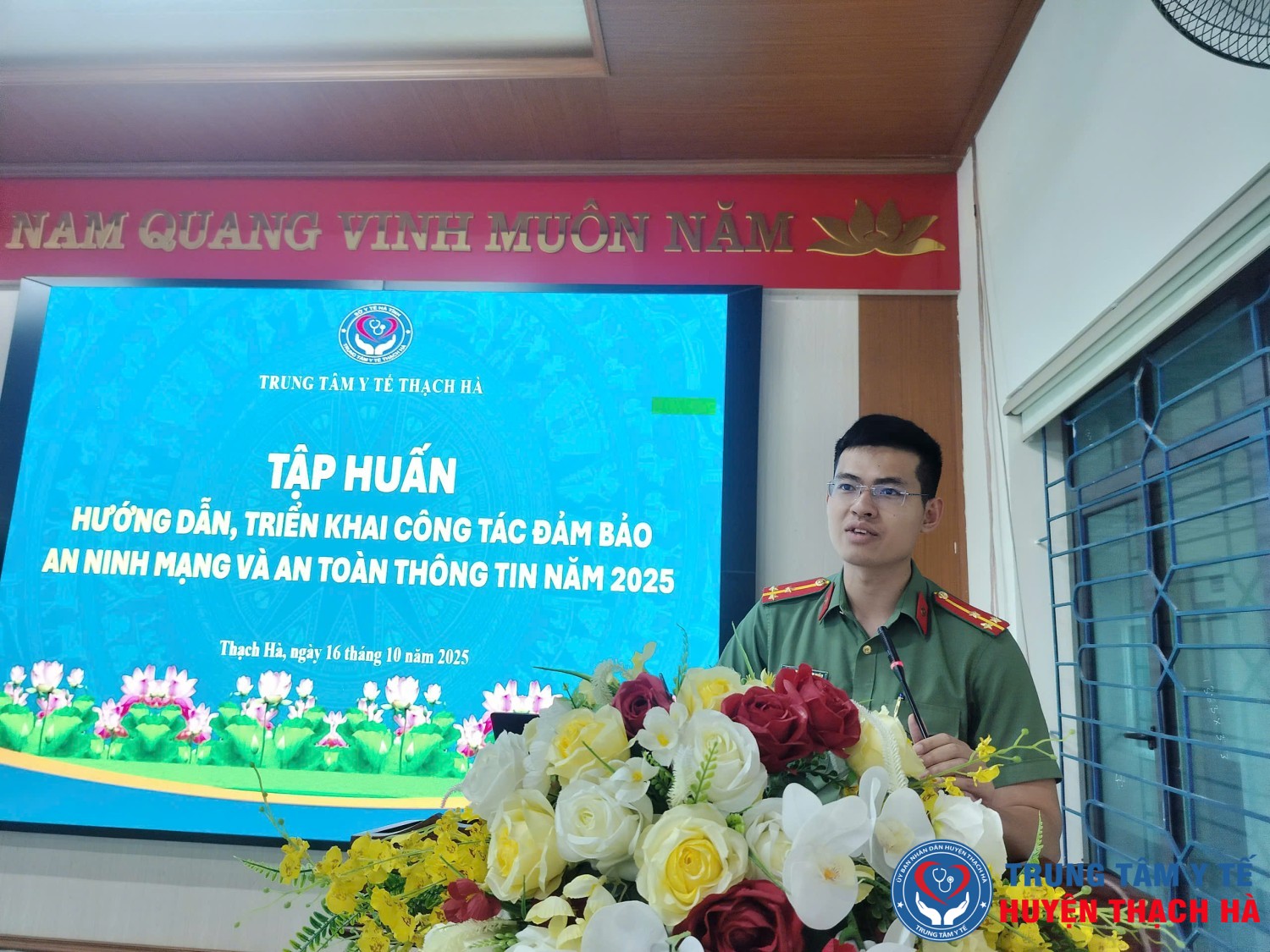 Thượng úy Phạm Minh Hiếu – Phòng PA05 Công an tỉnh Hà Tĩnh báo cáo chuyên đề tại buổi tập huấn.