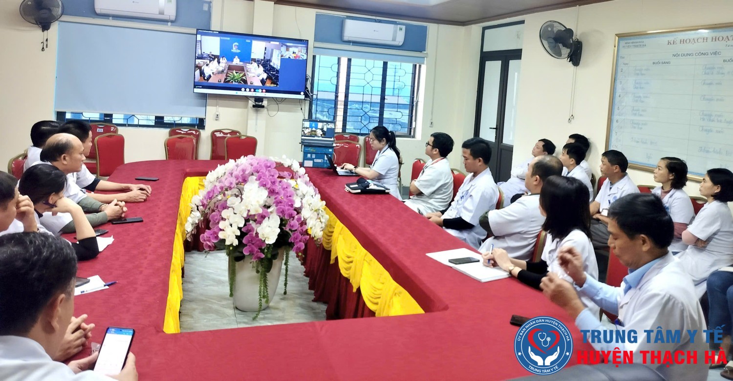 Ban Giám đốc và các bác sĩ Trung tâm Y tế Thạch Hà tham dự buổi thảo luận