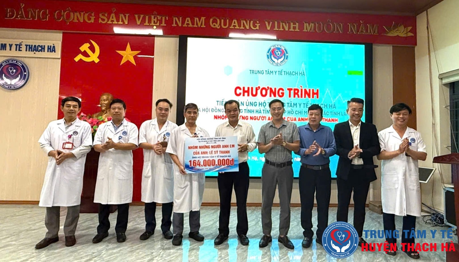 Ban Giám đốc Trung tâm Y tế Thạch Hà tiếp nhận món quà 164 triệu đồng từ Nhóm những người anh em của ông Lê Sỹ Thanh