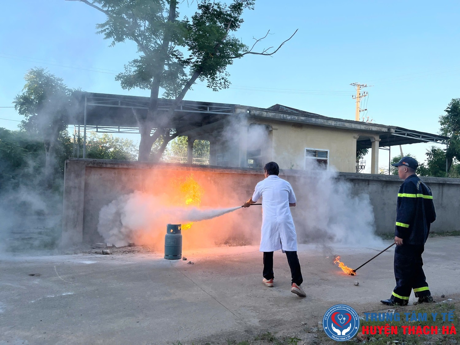 TĂNG CƯỜNG KỸ NĂNG PHÒNG CHÁY CHỮA CHÁY TẠI TRUNG TÂM Y TẾ THẠCH HÀ